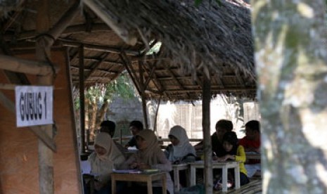 Sejumlah mahasiswa belajar bahasa Inggris di sebuah gubuk di Kresna Language Center, Pare, Kediri