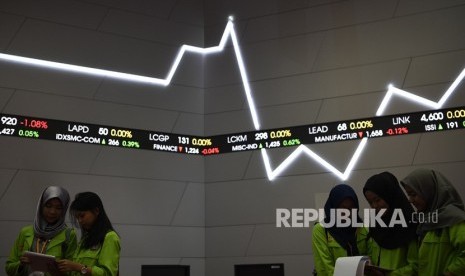 Sejumlah mahasiswa berada di bawah monitor pergerakan Indeks Harga Saham Gabungan (IHSG) di Bursa Efek Indonesia, Jakarta, Jumat (18/1/2019). 