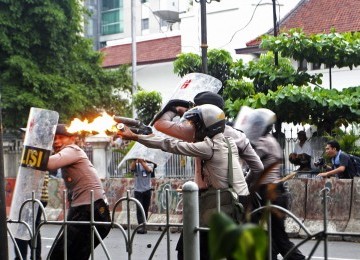 Sejumlah Mahasiswa Bersatu Fakultas Hukum Universitas Kristen Indonesia (UKI) terlibat aksi dorong aparat kepolisian saat aksi demo menolak kenaikan BBM di depan Kampus UKI, Jakarta Pusat, Selasa (13/3). (Republika/Adhi Wicaksono)