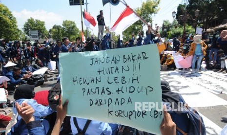 Sejumlah mahasiswa berunjuk rasa di depan gedung DPRD Kabupaten Klaten, Jawa Tengah, Rabu (25/9/2019). 