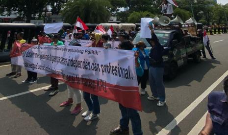 Sejumlah mahasiswa dan rakyat yang tergabung dalam Forum Mahasiswa Cinta Indonesia (FMCI) mengadakan aksi demonstrasi di depan Kantor KPU RI, Senin (19/2/2024). 