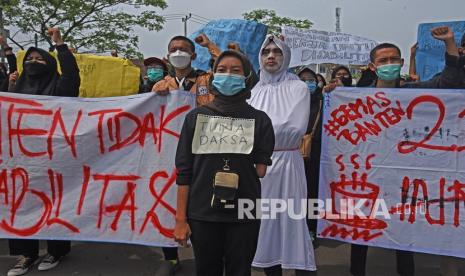 Sejumlah mahasiswa dan relawan kemanusiaan yang tergabung dalam Aliansi Pembela Hak Penyandang Disabilitas berunjuk rasa di depan Gedung DPRD Provinsi Banten, di Serang, Selasa (5/10/2021). Mereka mendesak pemerintah untuk hadir memenuhi hak-hak penyandang disabilitas dengan lebih serius mewujudkan layanan pendidikan, kesehatan gratis serta ketersediaan lapangan kerja bagi mereka. 