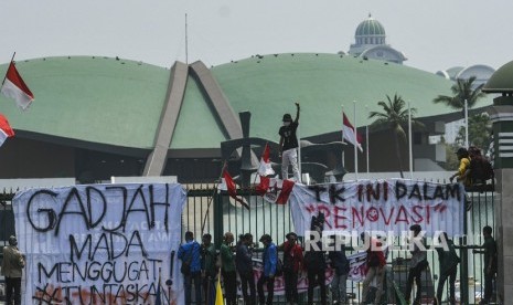 Sejumlah mahasiswa dari berbagai perguruan tinggi di Indonesia berunjuk rasa di depan gedung DPR, Jakarta, Selasa (24/9/2019).