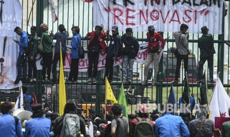 Sejumlah mahasiswa dari berbagai perguruan tinggi di Indonesia berunjuk rasa di depan gedung DPR, Jakarta, Selasa (24/9/2019).