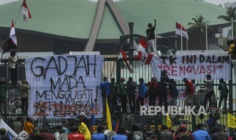 Sejumlah mahasiswa dari berbagai perguruan tinggi di Indonesia berunjuk rasa di depan gedung DPR, Jakarta, Selasa (24/9/2019). 