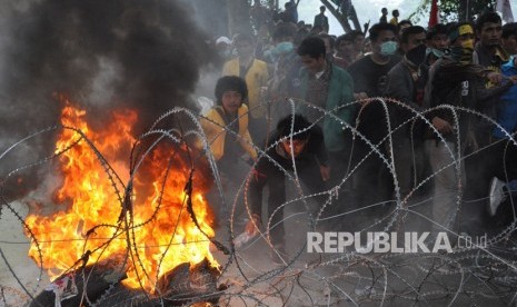 Sejumlah mahasiswa dari berbagai perguruan tinggi di Kota Medan melakukan aksi unjuk rasa di depan DPRD Sumut di Medan, Sumatera Utara, Selasa (24/9/2019). 