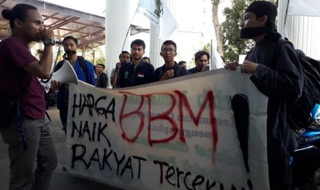 Sejumlah mahasiswa dari Kesatuan Aksi Mahasiswa Muslim Indonesia (KAMMI) menggrlelar aksi unjukrasa penolalan kenaikan harga BBBM di Kantor DPRD Kota Sukabumi Kamis (29/3).