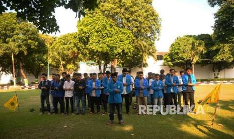 Sejumlah mahasiswa dari Pergerakan Mahasiswa Islam Indonesia (PMII) melaksanakan shalat ghaib untuk mendoakan para korban gempa bumi dan tsunami di wilayah Palu-Donggala, di kawasan alun-alun Kudus, Jawa Tengah, Selasa (2/10). 