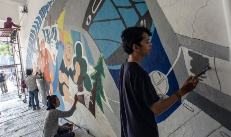 Sejumlah mahasiswa dari perguruan tinggi swasta menyelesaikan pembuatan mural di terowongan Jalan Kendal, Dukuh Atas, Jakarta, Kamis (20/6/2019). Pembuatan mural tersebut dalam rangka untuk menyemarakan HUT DKI Jakarta ke-492.