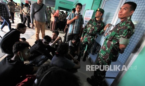 Sejumlah mahasiswa duduk di depan ruang gawat darurat RS Ismoyo Kendari saat menanti jenazah rekannya yang tewas tertembak di Kendari, Sulawesi Tenggara, Kamis (26/9/2019). 