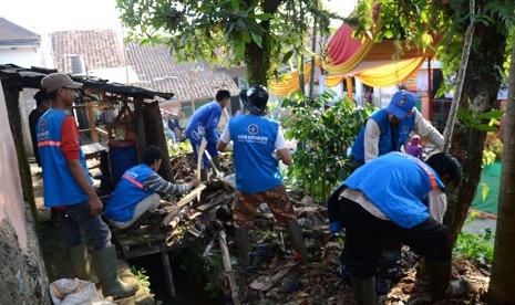 Sejumlah mahasiswa IPB terlibat dalam program jumling di Desa Ciherang