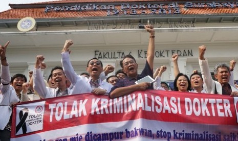 Sejumlah mahasiswa kedokteran dan dokter di Fakultas Kedokteran Kampus A Universitas Airlangga Surabaya menolak kriminalisasi dokter