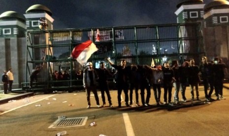 Sejumlah mahasiswa masuk ke halaman Gedung DPR, Senayan, Jakarta, Senin (23/9).