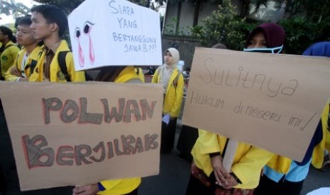 Sejumlah mahasiswa melakukan aksi simpatik jelang hari Kartini di kawasan Bundaran Hotel Indonesia, Jakarta, Ahad (20/4). Dalam aksinya mereka mengajak masyarakat untuk mendukung dan memberikan kebebasan Polwan berjilbab.