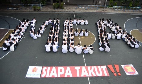 Sejumlah mahasiswa membentuk formasi tulisan MEA (Masyarakat Ekonomi Asean) di Lapangan Politeknik Universitas Surabaya (Ubaya), Surabaya, Jawa Timur, Jumat (18/12). 