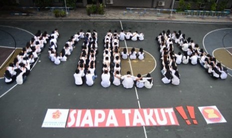 Sejumlah mahasiswa membentuk formasi tulisan MEA (Masyarakat Ekonomi Asean) di Lapangan Politeknik Universitas Surabaya (Ubaya), Surabaya, Jawa Timur, Jumat (18/12).