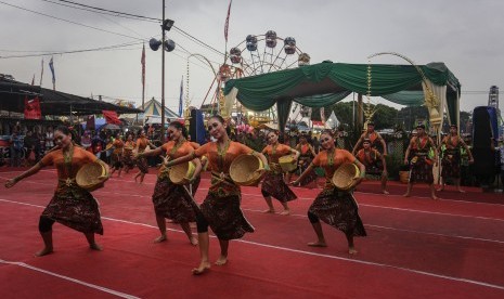 Sejumlah mahasiswa mementaskan tarian saat pembukaan Pasar Malam Perayaan Sekaten (PMPS) di Alun-Alun Utara, Yogyakarta, DI Yogyakarta, Jumat (18/16). 