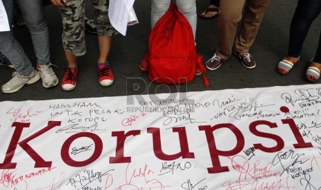  Sejumlah mahasiswa menggelar aksi Perangi Korupsi di Bundaran HI, Jakarta Pusat, Ahad (10/11). (Republika/Yasin Habibi)