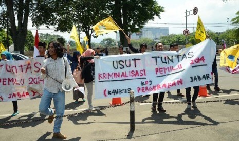 Sejumlah mahasiswa menggelar aksi terkait Pemilu 2014 di depan Gedung Sate, Kota Bandung, Selasa (29/4).