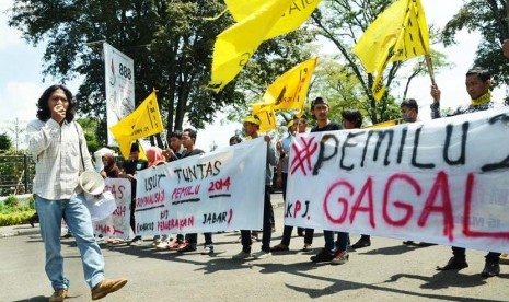 Sejumlah mahasiswa menggelar aksi terkait Pemilu 2014 di depan Gedung Sate, Kota Bandung, Selasa (29/4).