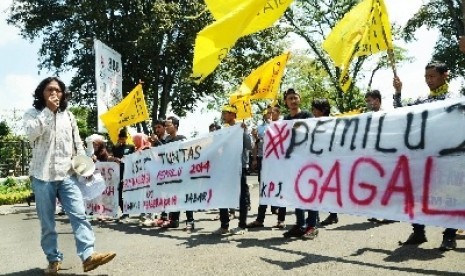 Sejumlah mahasiswa menggelar aksi terkait Pemilu 2014 di depan Gedung Sate, Kota Bandung, Selasa (29/4).