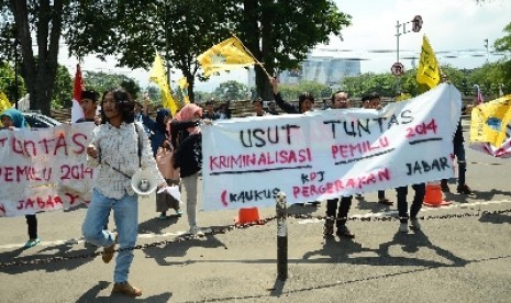 Sejumlah mahasiswa menggelar aksi terkait Pemilu 2014 di depan Gedung Sate, Kota Bandung, Selasa (29/4). 