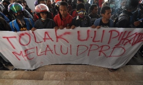 Sejumlah mahasiswa menggelar aksi unjuk rasa di gedung DPRD Sulawesi Tengah di Palu, Selasa (30/9). 