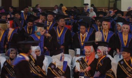 Sejumlah mahasiswa mengikuti acara wisuda perguruan tinggi STISIP Bina Putra Banjar yang dinonaktifkan oleh Kementrian Riset Teknologi dan Pendidikan Tinggi (Kemenristek Dikti) di Gedung Graha Bakti Banjar Idaman (GBI), Mekarsari, Banjar, Jawa Barat, Selas