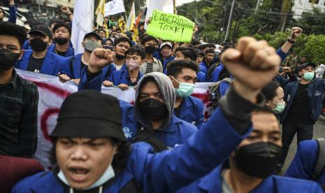 Sejumlah mahasiswa mengikuti aksi unjuk rasa di Simpang Harmoni, Jakarta, Jumar (1/4/2022). Dalam aksinya mereka menolak wacana perpanjangan masa jabatan presiden dan penundaan Pemilu 2024.