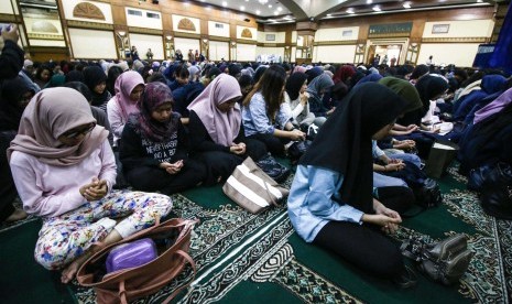 Sejumlah mahasiswa mengikuti doa bersama di Universitas Al Azhar, Jakarta, Kamis (26/9/2019). Kegiatan tersebut digelar untuk mendoakan kesembuhan mahasiswa Universitas Al Azhar Faisal Amir yang menjadi korban kerusuhan saat melakukan unjuk rasa tolak RUU KUHP di depan gedung DPR. 