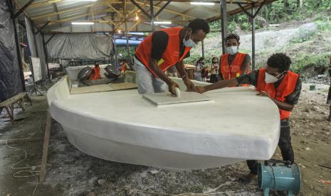 Sejumlah mahasiswa menyelesaikan pembuatan kapal di Universitas Cenderawasih, Jayapura, Papua, Jumat (12/11/2021). Kementerian Sosial memberikan bantuan dana untuk membantu mahasiswa Fakultas Teknik Universitas Cenderawasih (Uncen) membuat sebanyak 6 unitkapal yakni 1 unit kapal untuk antar jemput siswa pendidikan Kristen dan 5 unit kapal untuk masyarakat Mamberamo Raya.