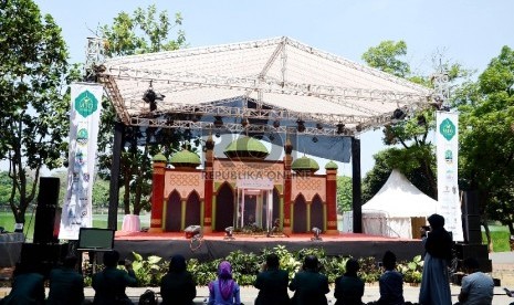 Sejumlah mahasiswa merekam gambar salah satu peserta saat lomba Musabaqah Tilawatil Quran Mahasiswa Nasional ( MTQMN) ke-14 di Kampus UI Depok, Jawa Barat, Rabu (5/8). 