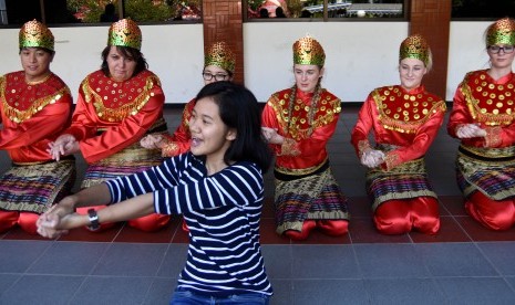 Sejumlah mahasiswa Queensland University of Technology (QUT) berlatih tari Saman asal Aceh di Universitas Surabaya (Ubaya), Surabaya, Jawa Timur, Selasa (7/7).