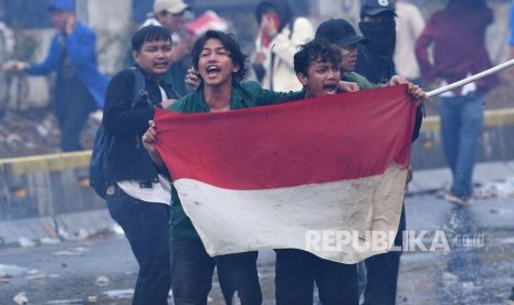 Sejumlah mahasiswa terlibat kericuhan saat berunjuk rasa di depan kompleks Parlemen di Jakarta, Selasa (24/9/2019).