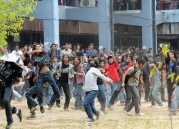  Sejumlah mahasiswa terlibat tawuran saling lempar di kampus Universitas Hasanuddin, Makassar, Sulsel, Senin (12/9). 