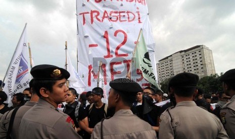  Sejumlah mahasiswa Trisakti menggelar aksi unjuk rasa di depan Istana Merdeka, Jakarta, Rabu (22/5).     (Republika/Wihdan Hidayat)