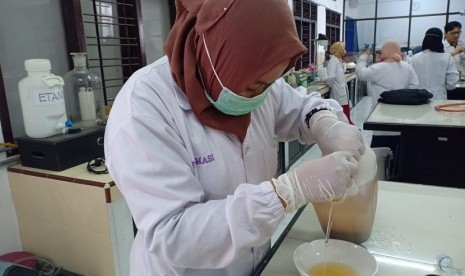 Sejumlah mahasiswa UMM berhasil menemukan gel anti penuaan dari kulit semangka. Humas Universitas Muhammadiyah Malang (UMM).