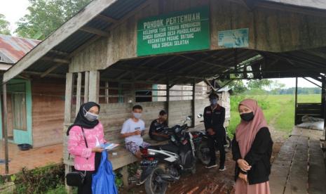 Sejumlah mahasiswa Universitas Muhammadiyah Malang (UMM)  melaksanakan kegiatan Pengabdian Masyarakat oleh Mahasiswa (PMM) Bhaktimu Negeri di Desa Pandulangan, Padang Batung, Kalimantan Selatan. Salah satu kegiatan pengabdiannya, yakni dengan berbagi dan memberikan edukasi Covid-19.