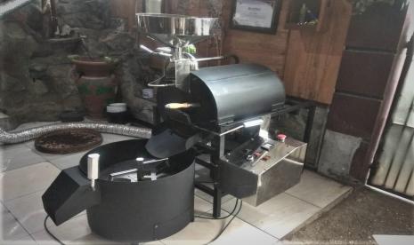 Sejumlah mahasiswa Universitas Muhammadiyah Malang (UMM) mengembangkan alat roasting dengan teknologi thermal oil jacket bernama Smart Roaster Coffe Beans Based Micro Controler. 