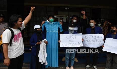 Sejumlah mahasiswa Universitas Negeri Yogyakarta (UNY) menggelar aksi unjuk rasa dengan membawa baju dansa di depan Gedung Kemendikbudristek, Jakarta, Jumat (10/2/2023). Dalam aksinya para mahasiswa menuntut Mendikbudristek Nadiem Makarim untuk menuntaskan polemik sistem Uang Kuliah Tunggal (UKT) yang dianggap sebagai bentuk komersialisasi pendidikan akibat mahalnya biaya kuliah di Indonesia. 