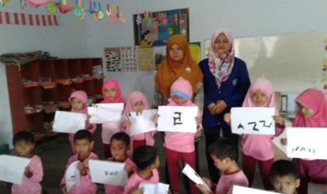 Sejumlah mahasiswa Universitas Negeri Yogyakarta (UNY) saat mengenalkan Alphabet Book Smartkids Desa Sidoharjo, Kecamatan Samigaluh, Kabupaten Kulonprogo. 