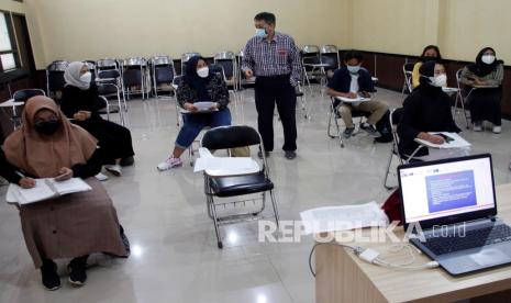 Masih Banyak Lulusan Sekolah Menengah tak Lanjut Kuliah. Sejumlah mahasiswa mengikuti uji coba Perkuliahan Tatap Muka (PTM) dengan melakukan protokol kesehatan.