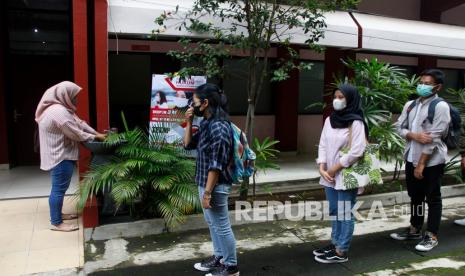 Sejumlah mahasiswa Universitas Sebelas Maret (UNS) mengikuti uji coba Perkuliahan Tatap Muka (PTM) dengan melakukan protokol kesehatan, di Fakultas Hukum kampus setempat, Solo, Jawa Tengah, beberapa waktu lalu.