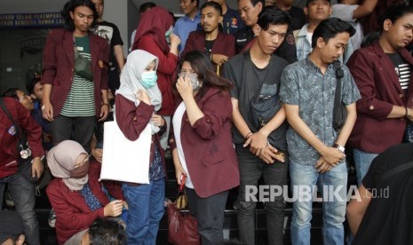 Sejumlah mahasiswa yang ditahan pascaaksi demontrasi DPR diperlihatkan kepada wartawan sebelum dibebaskan di Polda Metrojaya,Jakarta, Kamis (26/9/2019).