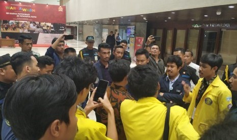 Sejumlah mahasiswa yang diusir keluar saat capim KPK Irjen Firli melaksanakan uji kepatutan dan kelayakan (fit and proper test) di Kompleks Parlemen, Senayan, Jakarta, Kamis (12/9).