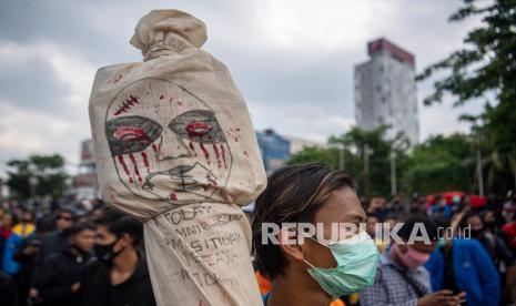 Sejumlah mahasiswa yang tergabung dalam Aliansi BEM se Sumatera Selatan berdemo di Simpang Lima DPRD Provinsi Sumatera Selatan, Palembang, Rabu (7/10/2020). Mereka menuntut pencabutan UU Omnibus Law Cipta Kerja yang telah disahkan oleh DPR, karena dinilai merugikan para pekerja di Indonesia.