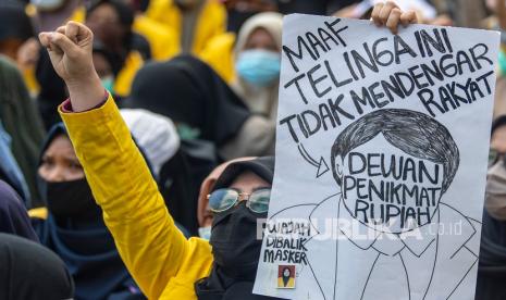 Sejumlah mahasiswa yang tergabung dalam Aliansi BEM se Sumatera Selatan berdemo di Simpang Lima DPRD Provinsi Sumatera Selatan, Palembang, Rabu (7/10/2020). Mereka menuntut pencabutan UU Omnibus Law Cipta Kerja yang telah disahkan oleh DPR, karena dinilai merugikan para pekerja di Indonesia. 