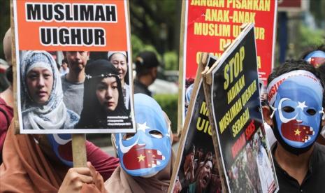 Sejumlah mahasiswa yang tergabung dalam Aliansi Mahasiswa Islam (AMI) melakukan aksi demontrasi di depan Kedutaan Besar Republik Rakyat China di Jakarta, Indonesia pada Kamis 25 Maret 2021. Mereka mendesak Pemerintah Rakyat China melalui kedutaan besarnya di Indonesia untuk segera menghentikan segala bentuk pelanggaraan Hak Asasi Manusia (HAM) berat yang dilakukan terhadap terhadap etnis Muslim Uighur di Xinjiang, China. 