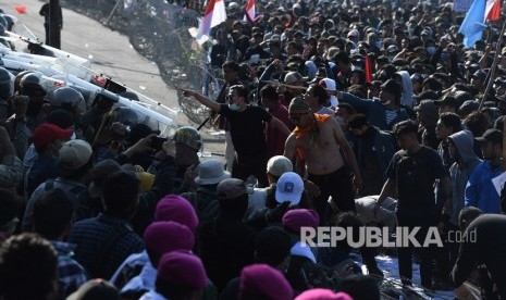 Sejumlah mahasiswa yang tergabung dalam Aliansi Mahasiswa Jawa Timur melakukan aksi unjuk rasa di depan gedung DPRD Jatim, Surabaya, Jawa Timur, Kamis (26/9/2019).