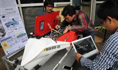 Sejumlah mahasiswa yang tergabung dalam Autonomous Marine Vehicle Team Universitas Indonesia (AMV UI) mengecek mesin kapal tanpa awak Makara-05 hasil karya mereka di Ruang Robot FTUI, Depok, Jawa Barat, Rabu (20/7). 